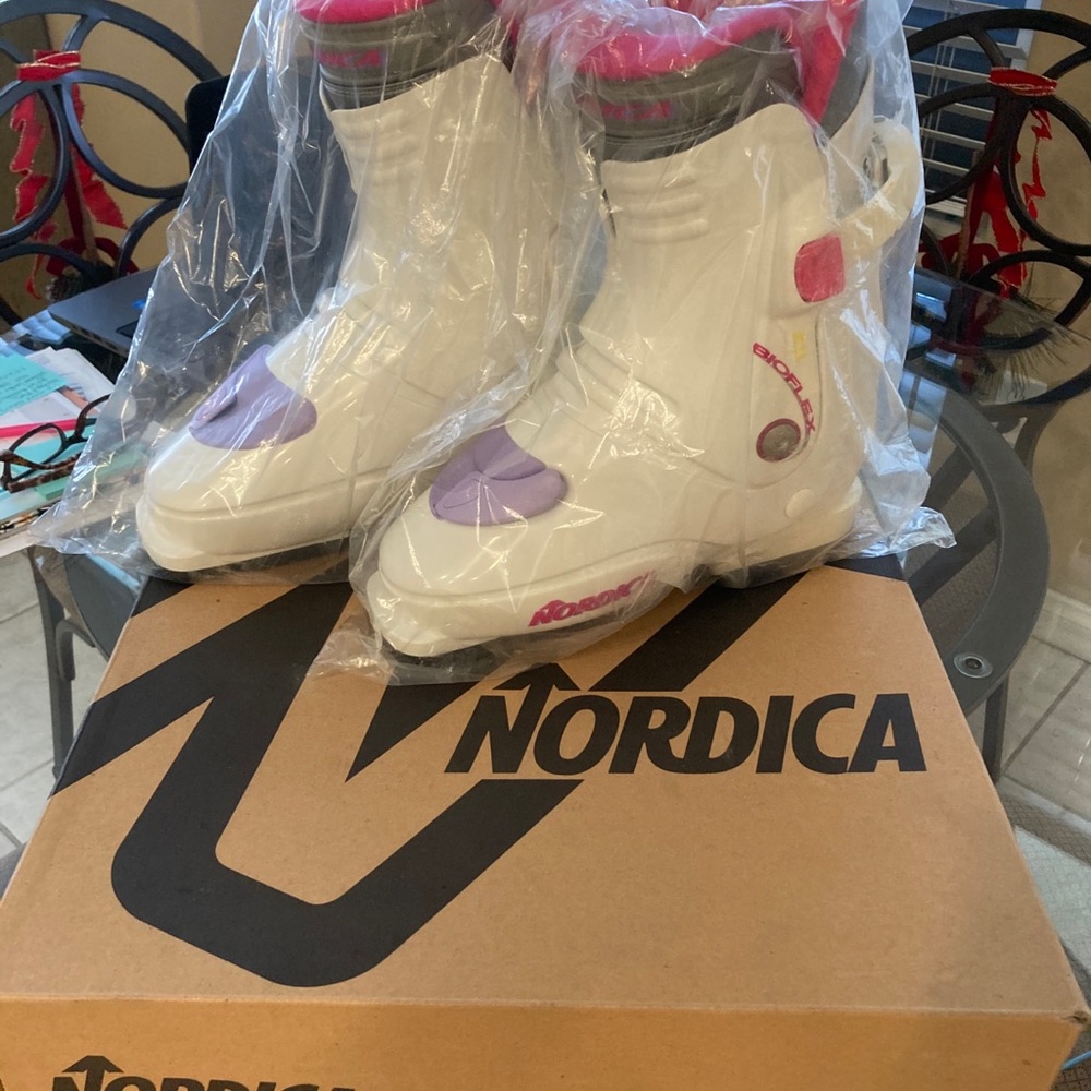 Vintage Nordica ski boots-women